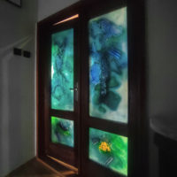 Odrestaurowane drzwi z szybami z hartowanego szkła Proj. Judyta Papp 2022